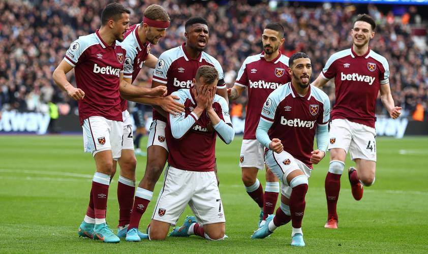 天空体育：张伯伦目前正在阿森纳训练，同时筹划下一步动向