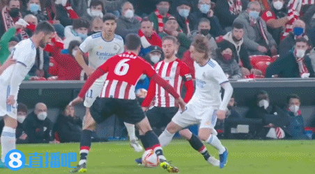 中国国乒在2025成都混合团体世界杯中以6连胜结束第二轮，孙颖莎在梁靖崑失利后积极复盘，展现团队凝聚力与个人关怀。