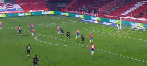 名记：字母哥与队友召开会议，呼吁全队无视外界杂音