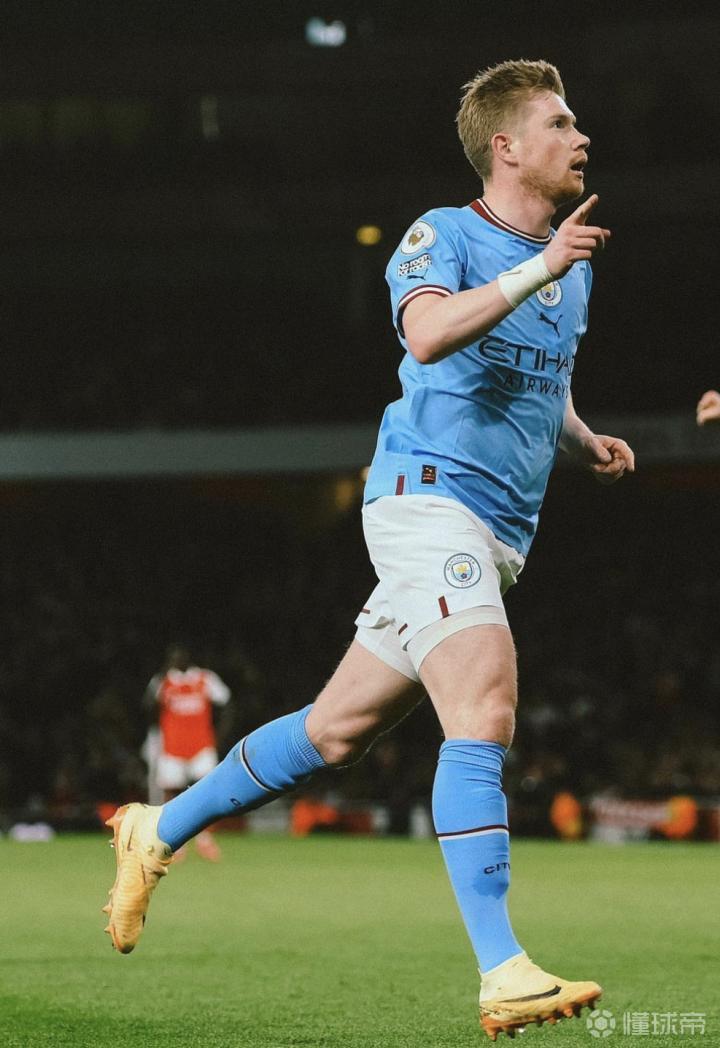 解锁体验卡，英乙比赛中裁判受伤，一球迷走下看台参与执法